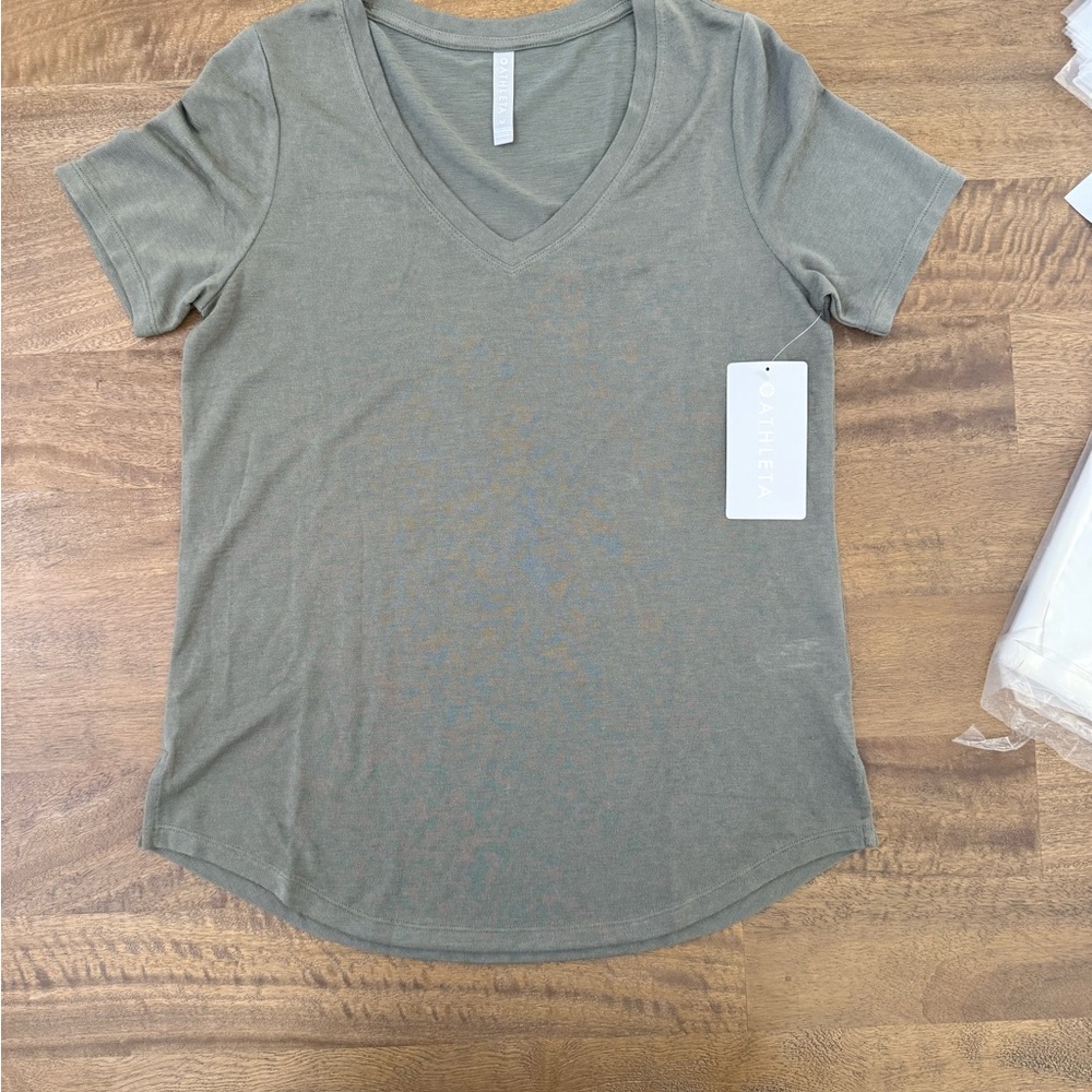 Athleta Breezy Scoop V Tee Shirt NWT green med (Bundle 2+ items for 20% off)